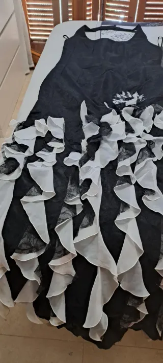 Vestido de fiesta negro con volantes