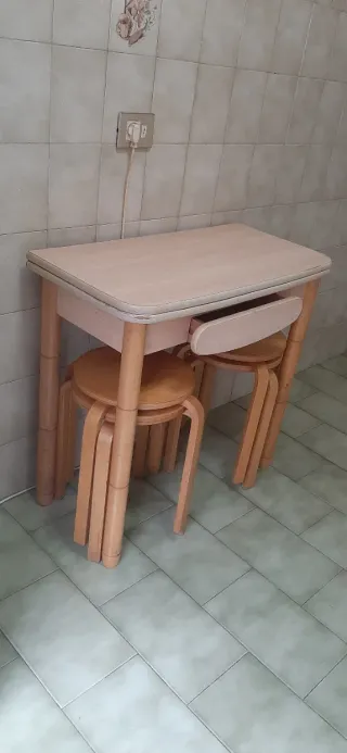 Mesa extensible cocina con 4 taburetes