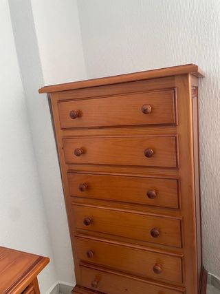 Cómoda clásica de madera maciza