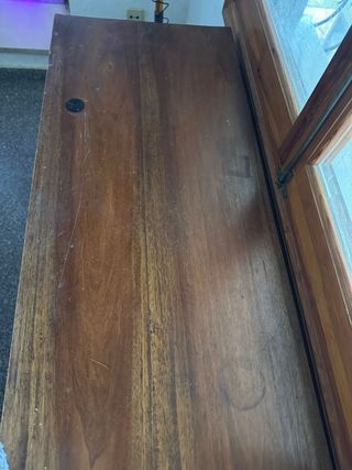 Muebles de madera con cajones y estantes