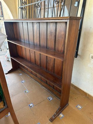 Muebles de madera con cajones y estantes