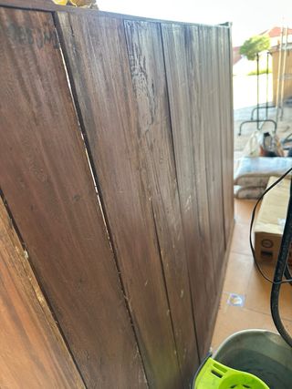 Muebles de madera con cajones y estantes