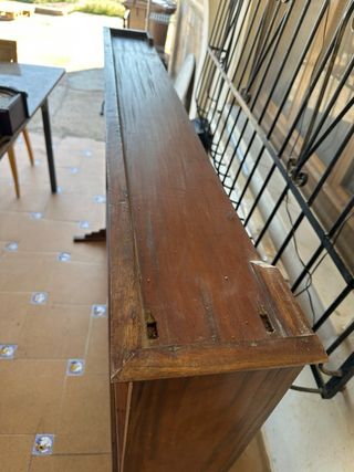 Muebles de madera con cajones y estantes