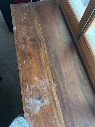 Muebles de madera con cajones y estantes