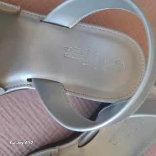 Sandalias plateadas con diseño geométrico