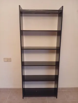 Estantería negra de madera