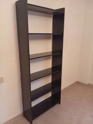 Estantería negra de madera