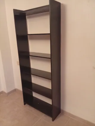 Estantería negra de madera