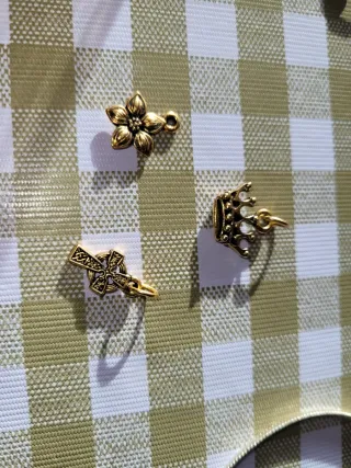 Lote 3 dijes corona, flor, cruz oro