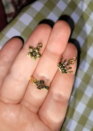 Lote 3 dijes corona, flor, cruz oro