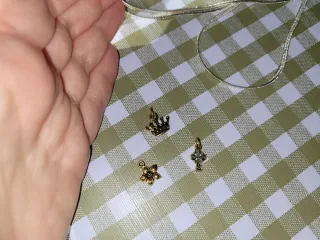 Lote 3 dijes corona, flor, cruz oro