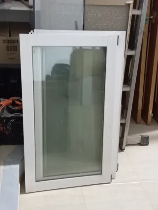Ventana aluminio blanco, y puerta para lavadero