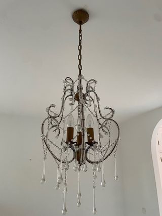 Lámpara de araña dorada y cristal