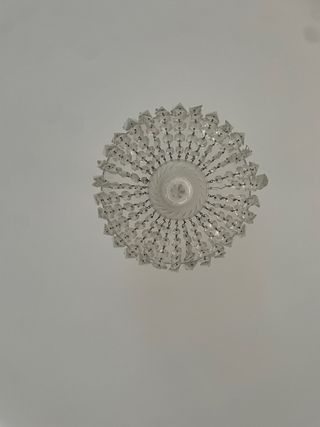 Lámpara de araña dorada y cristal