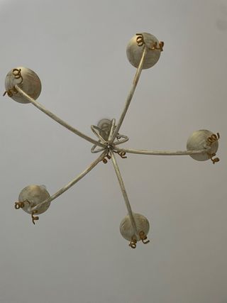 Lámpara de araña dorada y cristal