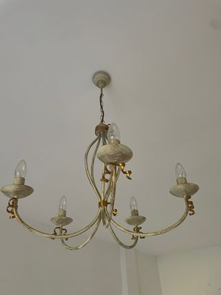 Lámpara de araña dorada y cristal