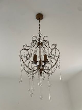 Lámpara de araña dorada y cristal