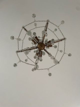 Lámpara de araña dorada y cristal