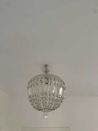 Lámpara de araña dorada y cristal