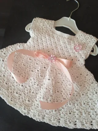 Vestido de bebé tejido a mano