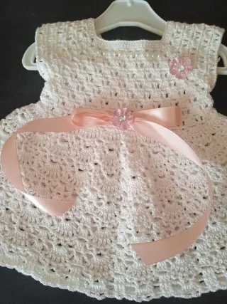 Vestido de bebé tejido a mano