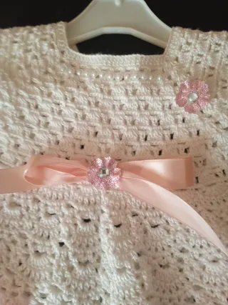 Vestido de bebé tejido a mano