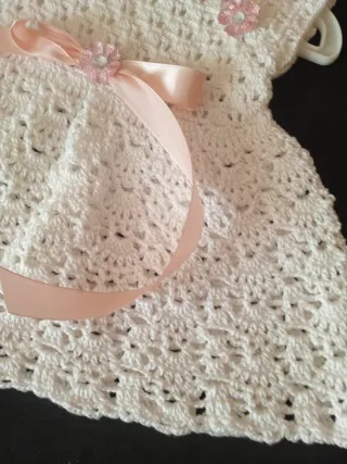 Vestido de bebé tejido a mano
