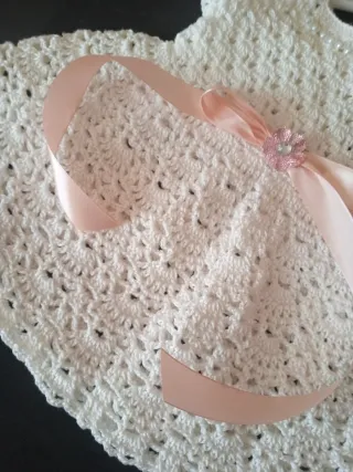 Vestido de bebé tejido a mano