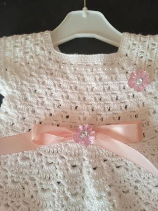 Vestido de bebé tejido a mano