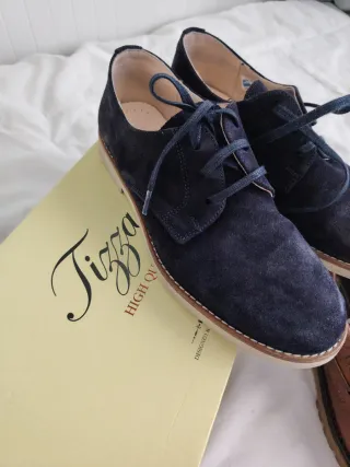 Zapatos de ante azul y piel marrón