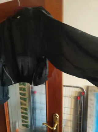 Blusa verde bomber con cremalleras