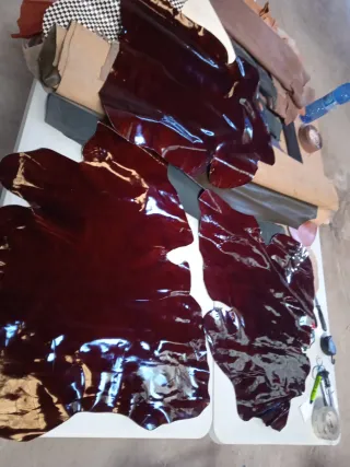 Lote 3 Piezas de piel Charol color Vino 24€.