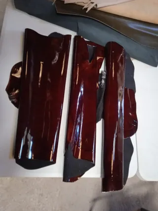 Lote 3 Piezas de piel Charol color Vino 24€.