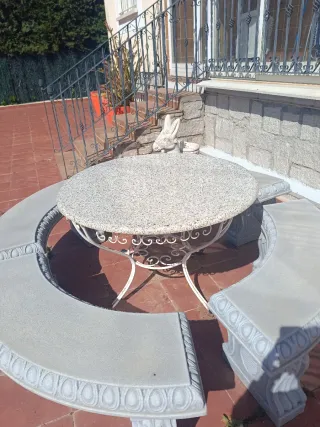 Sillas y mesa de forja para jardín.