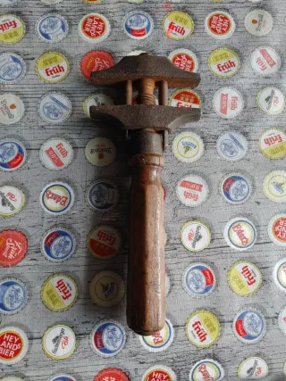 Llave inglesa antigua de madera y metal