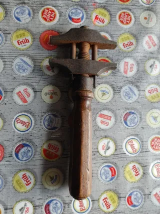 Llave inglesa antigua de madera y metal