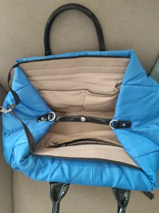 Bolso azul acolchado con detalles negros