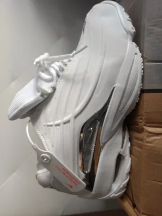 Zapatillas Blancas y Plateadas