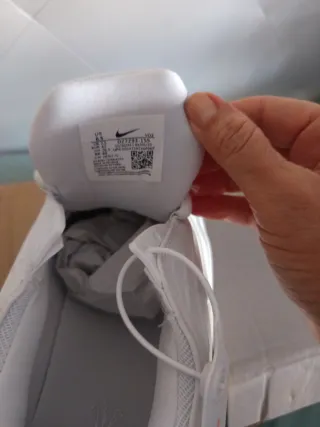 Zapatillas Blancas y Plateadas