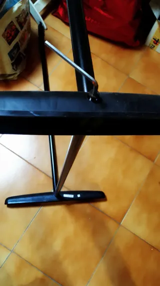 Perchero de ropa con perchas incluidas