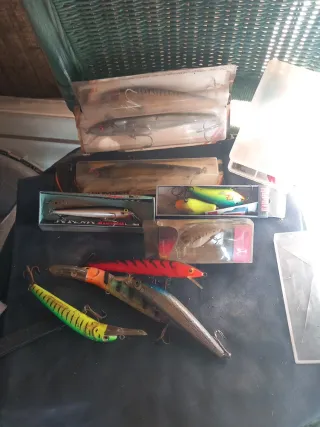 Caja de señuelos de pesca black bass y lucio