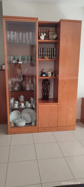Mueble de salón de madera y cristal