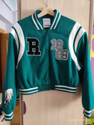 Chaqueta Universitaria. Bershka talla S