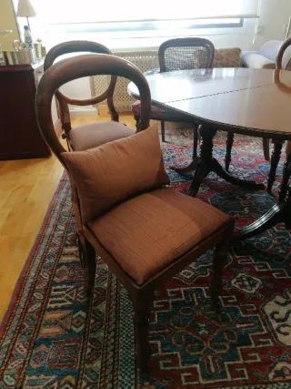 Mesa de comedor ovalada y 10 sillas