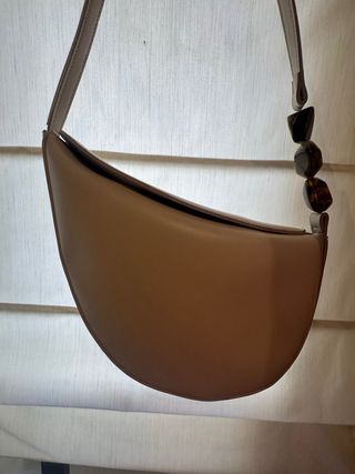 Bolso de hombro beige con detalles