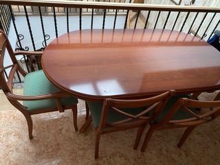 Mesa de comedor y 4 sillas