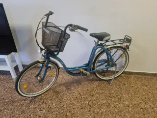 bicicleta de paseo en color azul con cesta
