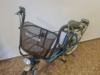 bicicleta de paseo en color azul con cesta