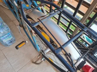 bicicleta de paseo en color azul con cesta