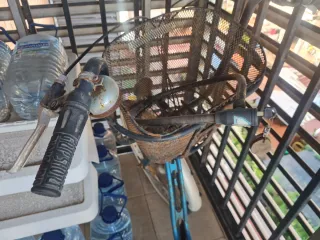 bicicleta de paseo en color azul con cesta